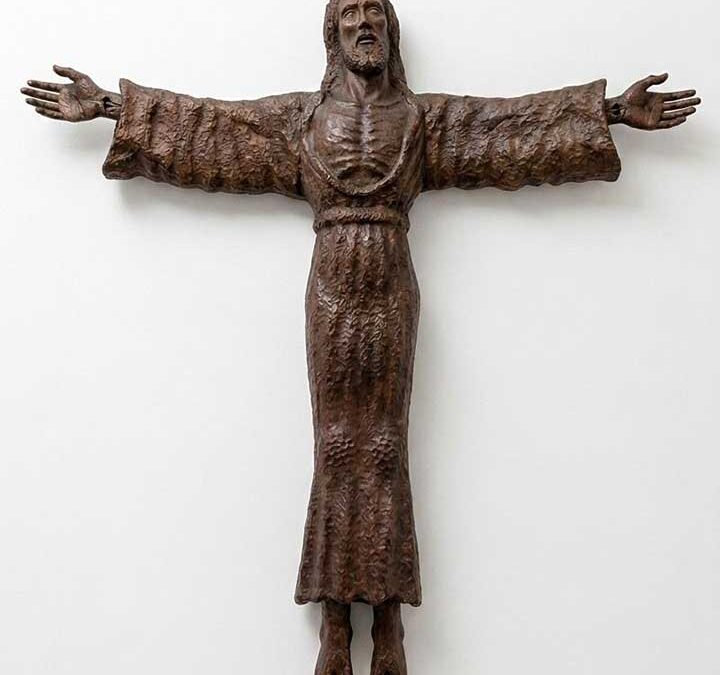 Cristo tallado en algarrobo